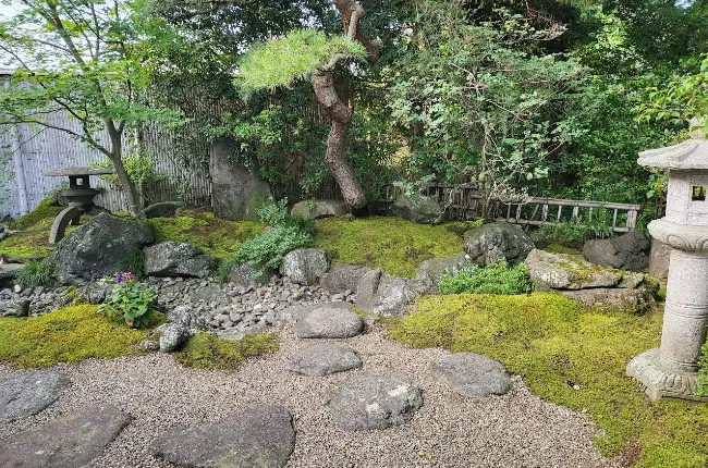 庭造り一筋、80年。個人宅から社寺まで、技と信頼で築く緑の空間。